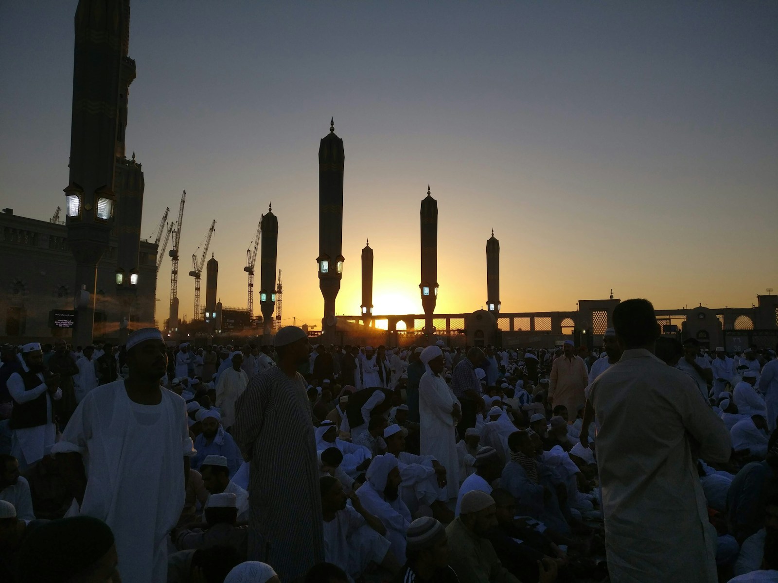 Abu Bakar: Membenarkan Isra’ Mi’raj dengan Logika. Photo by Abdullah Mukadam on Unsplash.