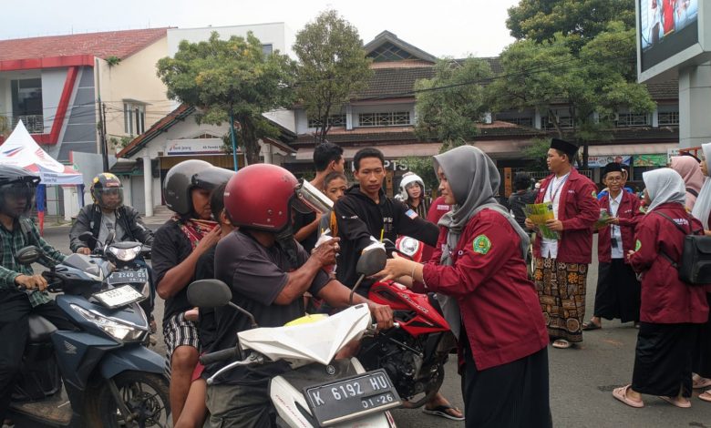 Siswa MAN 1 Pati Bagi-bagi Ratusan Takjil di Bulan Ramadan