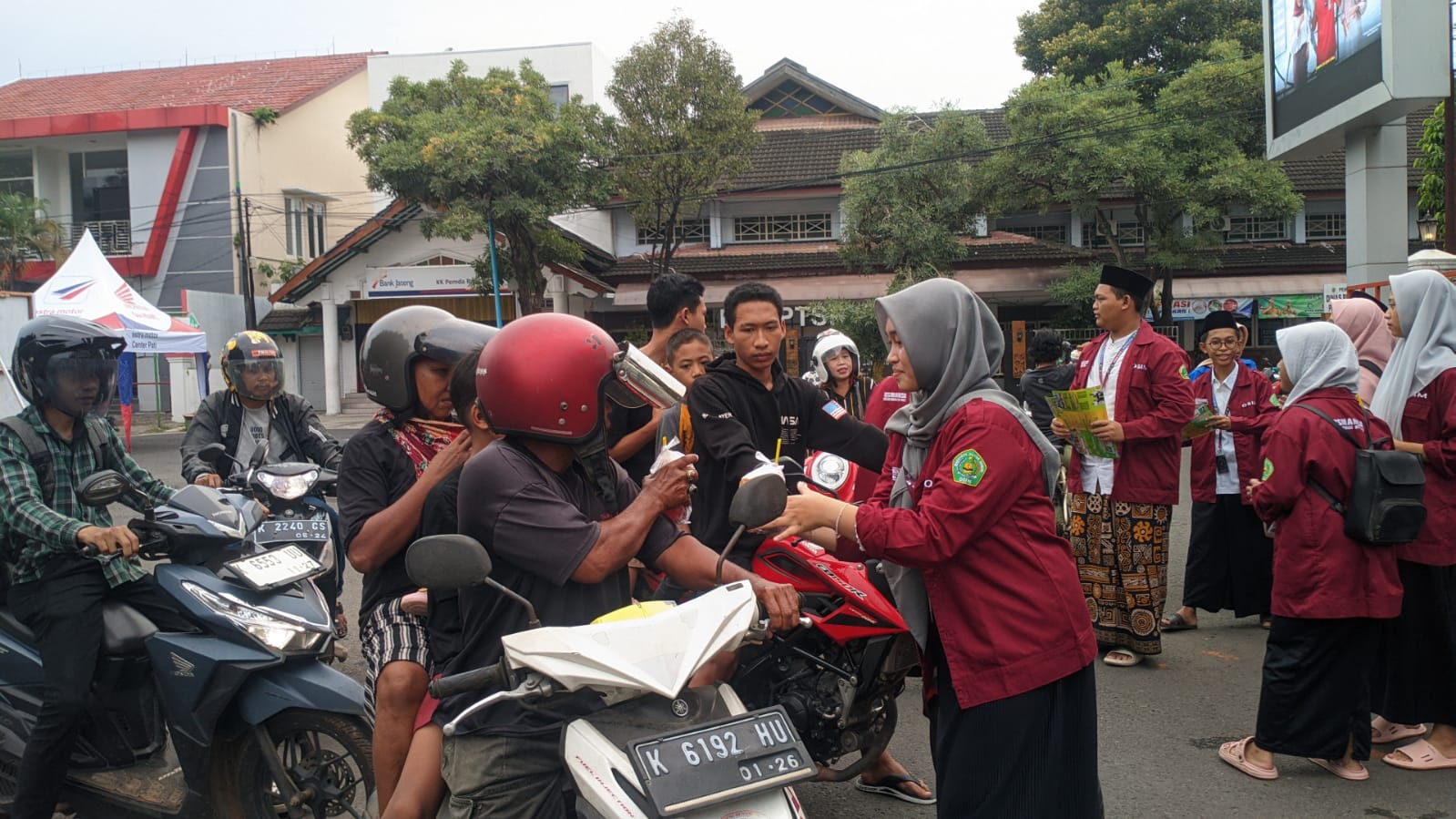 Siswa MAN 1 Pati Bagi-bagi Ratusan Takjil di Bulan Ramadan