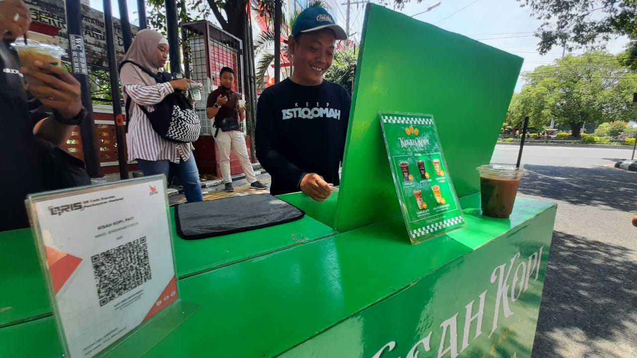 Pedagang Es Kopi Keliling di Pati Ketiban Rezeki