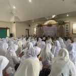 Gus Rozin melepas para wisudawan IPMAFA dalam tradisi Musalsal yang penuh makna di Masjid IPMAFA