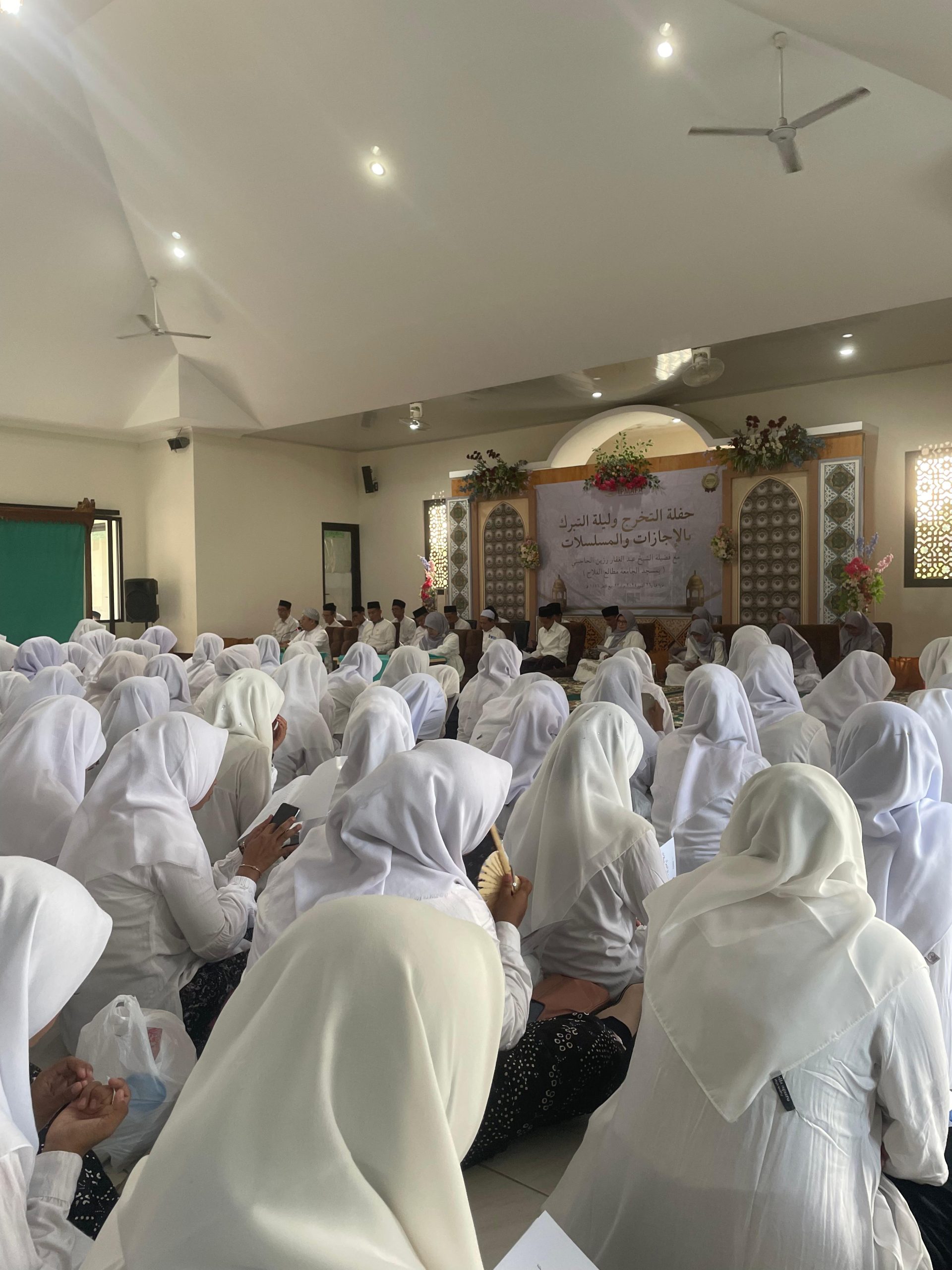 Gus Rozin melepas para wisudawan IPMAFA dalam tradisi Musalsal yang penuh makna di Masjid IPMAFA