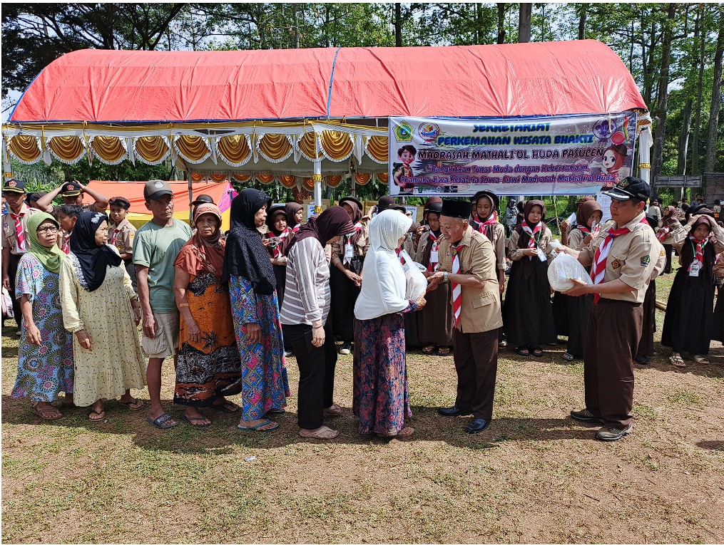 Yayasan Assalam Pasucen Berikan Bansos kepada Masyarakat Kurang Mampu di Acara Kemah Bhakti
