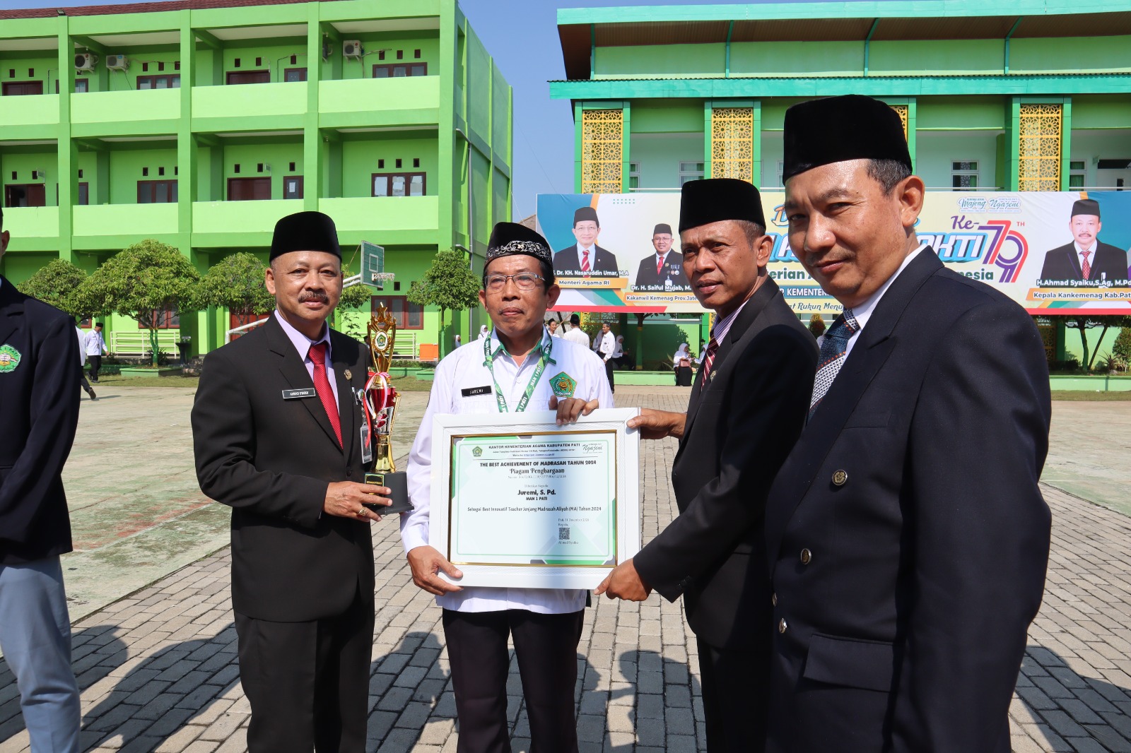 Guru MAN 1 Pati Ciptakan Buku Ajar Kimia