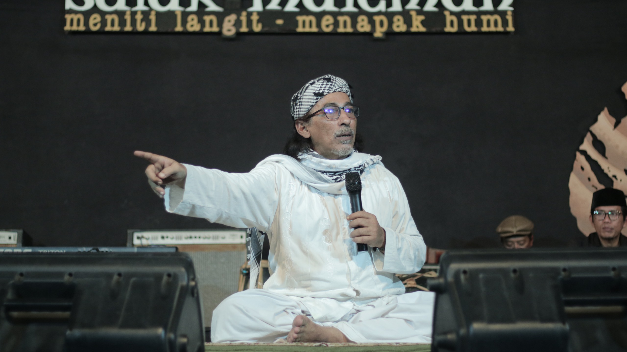 Anis Sholeh Ba’asyin dalam Ngaji NgAllah Suluk Maleman ‘Meniti Langit, Menapak Bumi’ yang digelar di Rumah Adab Indonesia Mulia, Sabtu (18/1) kemarin.