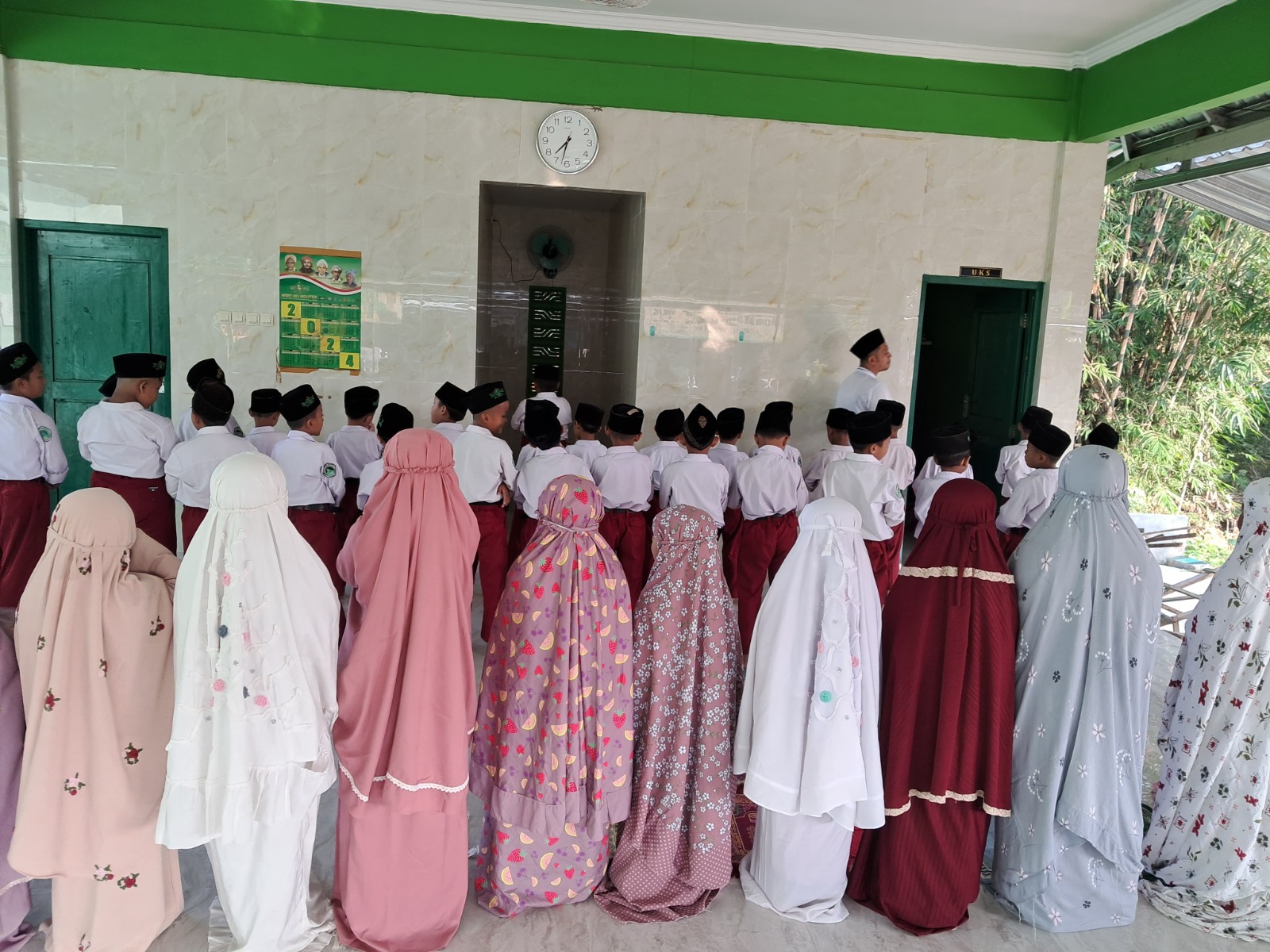 Pembiasaan Ibadah Salat Dhuha, Asmaul Husna dan Dzikir Tahlil MI Terpadu Riyadhus Sholihin