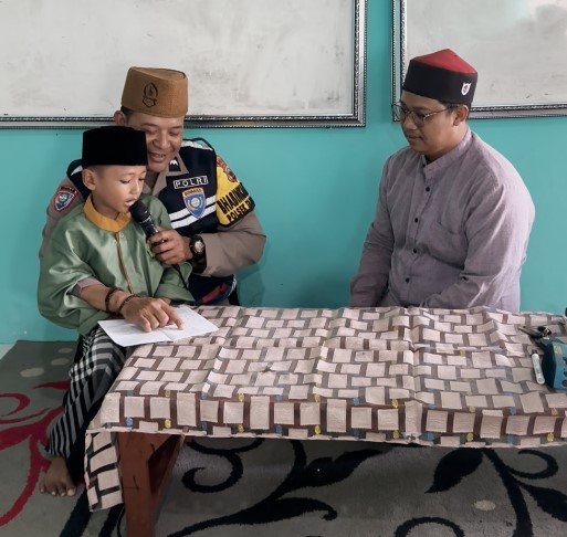 Foto: Polisi inspiratif, Aipda Hartono mengajar para santri di TPQ gratis. (PCNU Pati/Polresta Pati)
