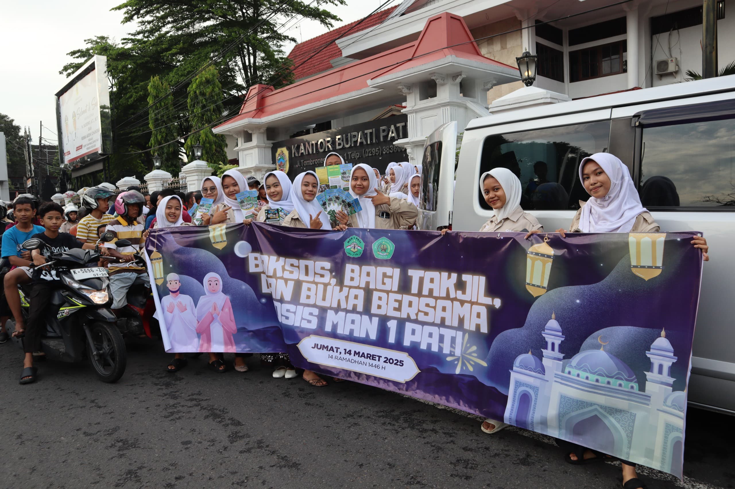 Ramadhan Berbagi, MAN 1 Pati Bagikan 300 Takjil dan Berikan Santunan Puluhan Anak Yatim