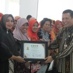 Wiwik Hartati Terima Pengharagaan Penulis Terbaik