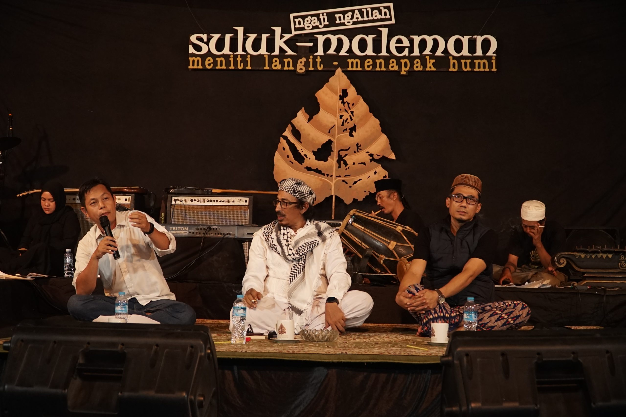Keterangan foto: Ali Fatkhan, Anis Sholeh Ba’asyin dan Afthonul Afif dalam Ngaji NgAllah Suluk Maleman ‘Hikayat Negeri Berkabut’ yang digelar di Rumah Adab Indonesia Mulia, Sabtu (19/4) kemarin.