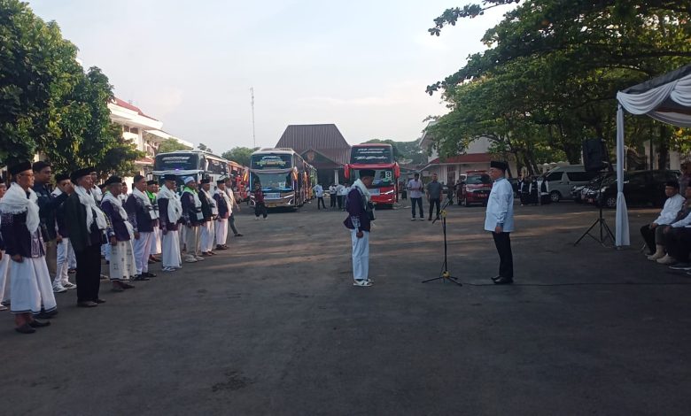 Foto: Pemberangkatan calon jemaah haji di halaman Pendapa Kabupaten Pati.