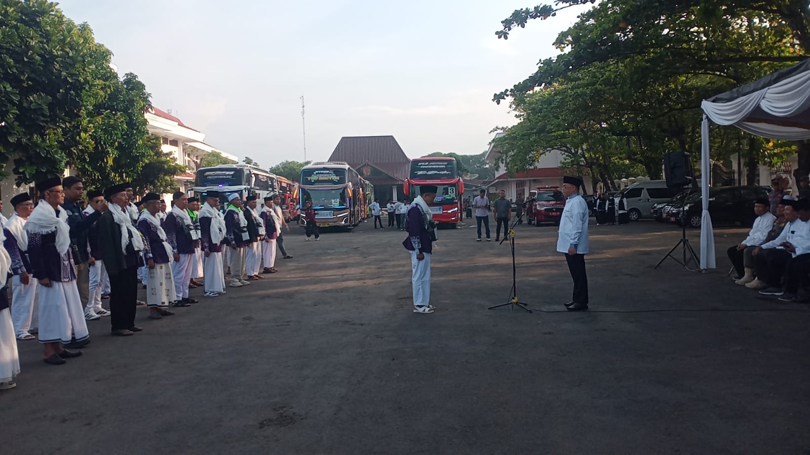 Foto: Pemberangkatan calon jemaah haji di halaman Pendapa Kabupaten Pati.