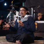 Keterangan foto: Anis Sholeh Ba’asyin dalam Ngaji NgAllah Suluk Maleman ‘Merayakan Kemiskinan Dengan Bahagia’ yang digelar di Rumah Adab Indonesia Mulia, Sabtu (21/6).