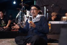Keterangan foto: Anis Sholeh Ba’asyin dalam Ngaji NgAllah Suluk Maleman ‘Merayakan Kemiskinan Dengan Bahagia’ yang digelar di Rumah Adab Indonesia Mulia, Sabtu (21/6).