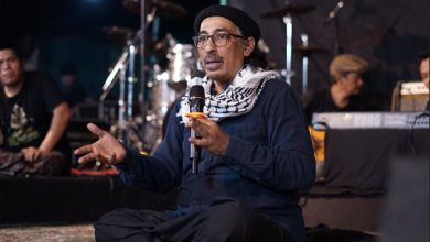 Keterangan foto: Anis Sholeh Ba’asyin dalam Ngaji NgAllah Suluk Maleman ‘Merayakan Kemiskinan Dengan Bahagia’ yang digelar di Rumah Adab Indonesia Mulia, Sabtu (21/6).