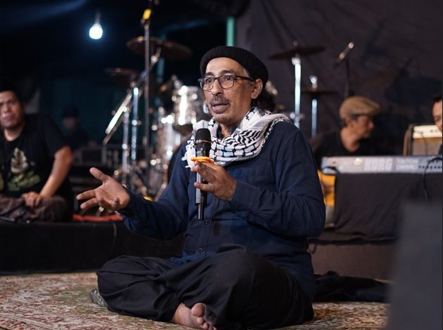 Keterangan foto: Anis Sholeh Ba’asyin dalam Ngaji NgAllah Suluk Maleman ‘Merayakan Kemiskinan Dengan Bahagia’ yang digelar di Rumah Adab Indonesia Mulia, Sabtu (21/6).