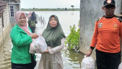 Peduli Korban Banjir Rob di Pesisir Pati, Lazisnu Tayu Salurkan Bantuan