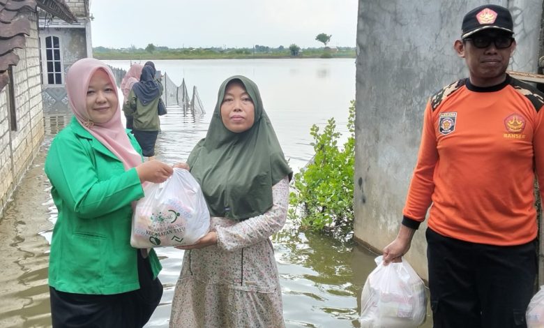 Peduli Korban Banjir Rob di Pesisir Pati, Lazisnu Tayu Salurkan Bantuan