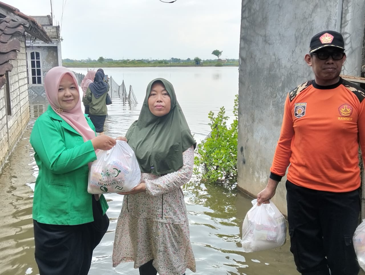 Peduli Korban Banjir Rob di Pesisir Pati, Lazisnu Tayu Salurkan Bantuan