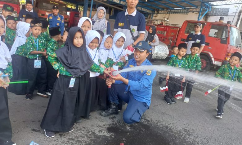 46 Santri Baru MI Hidayatul Islam Terima Edukasi dari Damkar