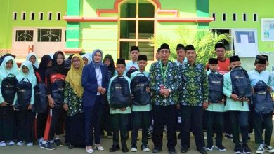 Puluhan Murid MTs Tarbiyatul Banin Winong Pati Mendapat Paket Bantuan dari YBM BRILiaN