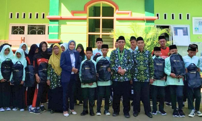 Puluhan Murid MTs Tarbiyatul Banin Winong Pati Mendapat Paket Bantuan dari YBM BRILiaN