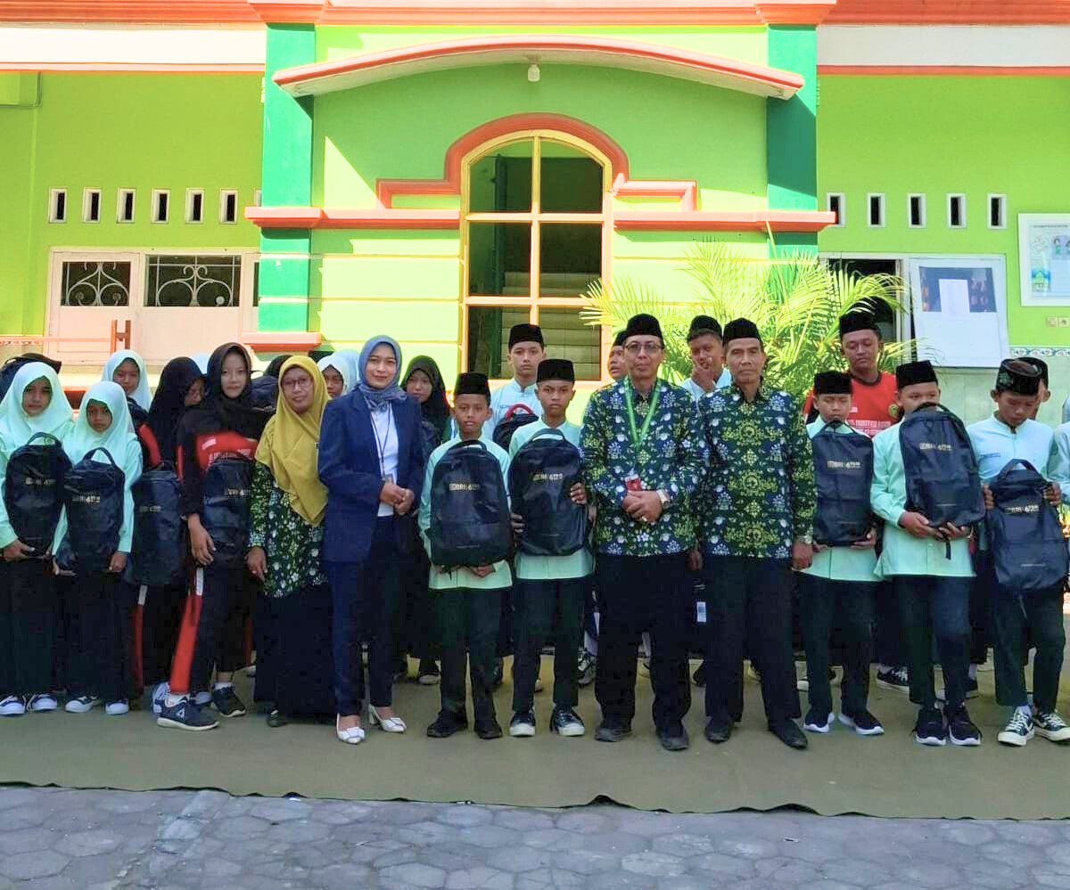 Puluhan Murid MTs Tarbiyatul Banin Winong Pati Mendapat Paket Bantuan dari YBM BRILiaN