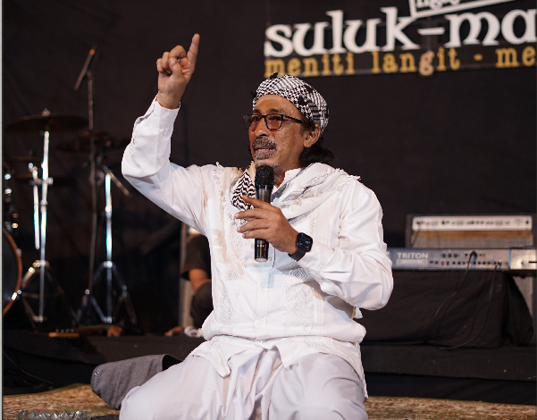 Keterangan foto: Anis Sholeh Ba’asyin dalam NgAllah Suluk Maleman ‘MataAirMata Merdeka’ yang digelar di Rumah Adab Indonesia Mulia, Sabtu (16/8).