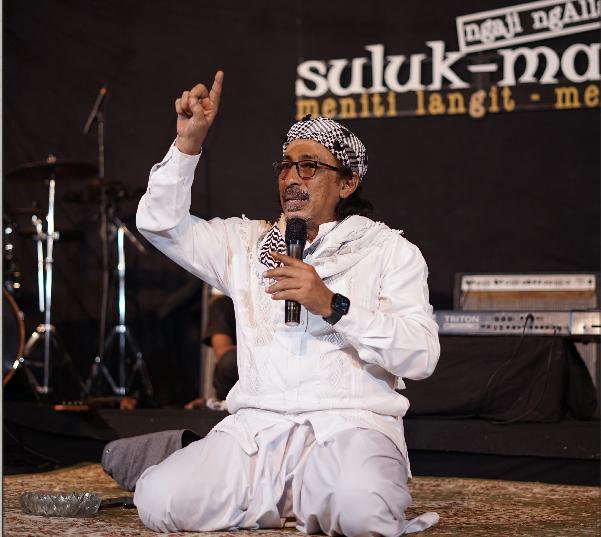Keterangan foto: Anis Sholeh Ba’asyin dalam NgAllah Suluk Maleman ‘MataAirMata Merdeka’ yang digelar di Rumah Adab Indonesia Mulia, Sabtu (16/8).