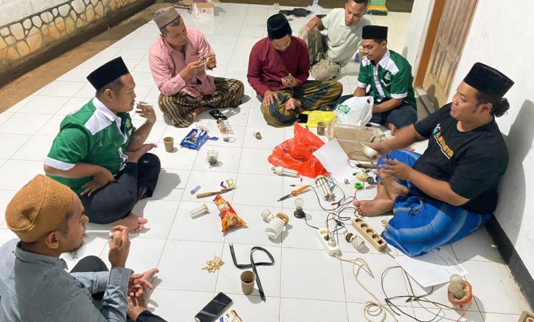 Kreatif, GP Ansor Desa Bermi Gelar Pelatihan Reparasi Lampu dan Kompor