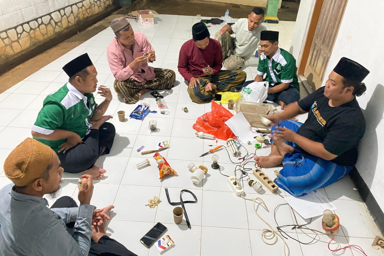 Kreatif, GP Ansor Desa Bermi Gelar Pelatihan Reparasi Lampu dan Kompor