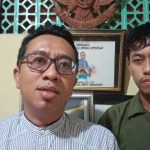 PCNUPati.or.id, Pati – Gas air mata yang ditembakkan aparat keamanan menghantam hingga area Masjid Agung Baitunnur Pati saat demo 13 Agustus 2025, kemarin. LPBHNU Pati pun menyayangkan tindakan represif aparat. Beredar video, gas air mata ditembakkan hingga halaman Masjid Agung. Sejumlah warga pun menjadi korban. Naasnya, bukan hanya massa demo yang terkana imbas. Warga yang hendak jemaah pun menjadi korban. Ketua Lembaga Penyuluhan dan Bantuan Hukum Nahdlatul Ulama (LPBHNU) Pati Ahmad Shofwan angkat bicara. Menurutnya demo merupakan hak masyarakat. ”Menanggapi tindakan represif tindakan aparat yang sampai mengejar ke masjid agung. Yang pertama, demo itu hak dan sudah diatur dalam undang-undang, bahwa menyampaikan pendapat di muka umum itu boleh. Kemarin demo itu memang legal dan berizin masih batas waktu yang diperbolehkan,” ujar Shofwan, Kamis (14/8/2025). Ia pun menyayangkan tindakan kepolisian yang dinilai terlalu represif. Apalagi pihak kepolisian sampai menembakkan gas air mata ke halaman Masjid Agung Pati. ”Sementara tindakan aparat polisi mengejar para demonstran sampai masjid sangat disayangkan. Karena masjid itu tempat ibadah. Tidak boleh aparat itu represif sampai ke sana. Karena di sana bukan para pendemo. Ada masyarakat yang ingin ibadah,” tutur dia. Tindakan aparat ini membuat sejumlah masyarakat menjadi korban. Bahkan banyak masyarakat yang hendak jamaah, ibu-ibu dan anak-anak terkena imbasnya. ”Apalagi gas air mata itu memang diarahkan ke halaman parkir mobil (masjid) dan juga ke tempat wudlu. Itu saya sayang kan,” ungkap dia. Tak hanya itu, tindakan aparat juga dinilai terlalu berlebihan lantaran juga menembakkan gas air mata di gang-gang permukiman warga.Ia pun berharap kejadian semacam ini tak terjadi lagi. ”Pak Kapolda, Kapolres harus mengevaluasi dan berbenah kejadian tidak terulang lagi. Di gang sampai masyarakat kena. itu tidak boleh. Kalau menangkap pendemo yang rusuh silahkan. Saya pastikan pendemo yang rusuh itu didatangkan dari luar sengaja membikin rusuh. Bukan orang Pati. Orang Pati tidak seperti itu,” tandas dia. Sementara itu, Kabidhumas Polda Jateng, Kombes Pol Artanto mengaku pihaknya sudah sesuai SOP. Meskipun, banyak ibu hingga anak yang menjadi korban. ”Oke, tentunya protap SOP yang dilakukan oleh pihak kepolisian sudah sesuai. Karena kita dari awal pada saat aksi unjuk rasa yang damai Itu berjalan dengan lancar dan kita menjamin keamanan dari para demonstran,” pungkasnya.