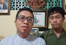 PCNUPati.or.id, Pati – Gas air mata yang ditembakkan aparat keamanan menghantam hingga area Masjid Agung Baitunnur Pati saat demo 13 Agustus 2025, kemarin. LPBHNU Pati pun menyayangkan tindakan represif aparat. Beredar video, gas air mata ditembakkan hingga halaman Masjid Agung. Sejumlah warga pun menjadi korban. Naasnya, bukan hanya massa demo yang terkana imbas. Warga yang hendak jemaah pun menjadi korban. Ketua Lembaga Penyuluhan dan Bantuan Hukum Nahdlatul Ulama (LPBHNU) Pati Ahmad Shofwan angkat bicara. Menurutnya demo merupakan hak masyarakat. ”Menanggapi tindakan represif tindakan aparat yang sampai mengejar ke masjid agung. Yang pertama, demo itu hak dan sudah diatur dalam undang-undang, bahwa menyampaikan pendapat di muka umum itu boleh. Kemarin demo itu memang legal dan berizin masih batas waktu yang diperbolehkan,” ujar Shofwan, Kamis (14/8/2025). Ia pun menyayangkan tindakan kepolisian yang dinilai terlalu represif. Apalagi pihak kepolisian sampai menembakkan gas air mata ke halaman Masjid Agung Pati. ”Sementara tindakan aparat polisi mengejar para demonstran sampai masjid sangat disayangkan. Karena masjid itu tempat ibadah. Tidak boleh aparat itu represif sampai ke sana. Karena di sana bukan para pendemo. Ada masyarakat yang ingin ibadah,” tutur dia. Tindakan aparat ini membuat sejumlah masyarakat menjadi korban. Bahkan banyak masyarakat yang hendak jamaah, ibu-ibu dan anak-anak terkena imbasnya. ”Apalagi gas air mata itu memang diarahkan ke halaman parkir mobil (masjid) dan juga ke tempat wudlu. Itu saya sayang kan,” ungkap dia. Tak hanya itu, tindakan aparat juga dinilai terlalu berlebihan lantaran juga menembakkan gas air mata di gang-gang permukiman warga.Ia pun berharap kejadian semacam ini tak terjadi lagi. ”Pak Kapolda, Kapolres harus mengevaluasi dan berbenah kejadian tidak terulang lagi. Di gang sampai masyarakat kena. itu tidak boleh. Kalau menangkap pendemo yang rusuh silahkan. Saya pastikan pendemo yang rusuh itu didatangkan dari luar sengaja membikin rusuh. Bukan orang Pati. Orang Pati tidak seperti itu,” tandas dia. Sementara itu, Kabidhumas Polda Jateng, Kombes Pol Artanto mengaku pihaknya sudah sesuai SOP. Meskipun, banyak ibu hingga anak yang menjadi korban. ”Oke, tentunya protap SOP yang dilakukan oleh pihak kepolisian sudah sesuai. Karena kita dari awal pada saat aksi unjuk rasa yang damai Itu berjalan dengan lancar dan kita menjamin keamanan dari para demonstran,” pungkasnya.