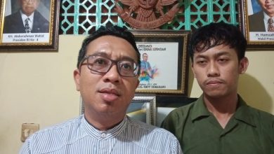 PCNUPati.or.id, Pati – Gas air mata yang ditembakkan aparat keamanan menghantam hingga area Masjid Agung Baitunnur Pati saat demo 13 Agustus 2025, kemarin. LPBHNU Pati pun menyayangkan tindakan represif aparat. Beredar video, gas air mata ditembakkan hingga halaman Masjid Agung. Sejumlah warga pun menjadi korban. Naasnya, bukan hanya massa demo yang terkana imbas. Warga yang hendak jemaah pun menjadi korban. Ketua Lembaga Penyuluhan dan Bantuan Hukum Nahdlatul Ulama (LPBHNU) Pati Ahmad Shofwan angkat bicara. Menurutnya demo merupakan hak masyarakat. ”Menanggapi tindakan represif tindakan aparat yang sampai mengejar ke masjid agung. Yang pertama, demo itu hak dan sudah diatur dalam undang-undang, bahwa menyampaikan pendapat di muka umum itu boleh. Kemarin demo itu memang legal dan berizin masih batas waktu yang diperbolehkan,” ujar Shofwan, Kamis (14/8/2025). Ia pun menyayangkan tindakan kepolisian yang dinilai terlalu represif. Apalagi pihak kepolisian sampai menembakkan gas air mata ke halaman Masjid Agung Pati. ”Sementara tindakan aparat polisi mengejar para demonstran sampai masjid sangat disayangkan. Karena masjid itu tempat ibadah. Tidak boleh aparat itu represif sampai ke sana. Karena di sana bukan para pendemo. Ada masyarakat yang ingin ibadah,” tutur dia. Tindakan aparat ini membuat sejumlah masyarakat menjadi korban. Bahkan banyak masyarakat yang hendak jamaah, ibu-ibu dan anak-anak terkena imbasnya. ”Apalagi gas air mata itu memang diarahkan ke halaman parkir mobil (masjid) dan juga ke tempat wudlu. Itu saya sayang kan,” ungkap dia. Tak hanya itu, tindakan aparat juga dinilai terlalu berlebihan lantaran juga menembakkan gas air mata di gang-gang permukiman warga.Ia pun berharap kejadian semacam ini tak terjadi lagi. ”Pak Kapolda, Kapolres harus mengevaluasi dan berbenah kejadian tidak terulang lagi. Di gang sampai masyarakat kena. itu tidak boleh. Kalau menangkap pendemo yang rusuh silahkan. Saya pastikan pendemo yang rusuh itu didatangkan dari luar sengaja membikin rusuh. Bukan orang Pati. Orang Pati tidak seperti itu,” tandas dia. Sementara itu, Kabidhumas Polda Jateng, Kombes Pol Artanto mengaku pihaknya sudah sesuai SOP. Meskipun, banyak ibu hingga anak yang menjadi korban. ”Oke, tentunya protap SOP yang dilakukan oleh pihak kepolisian sudah sesuai. Karena kita dari awal pada saat aksi unjuk rasa yang damai Itu berjalan dengan lancar dan kita menjamin keamanan dari para demonstran,” pungkasnya.