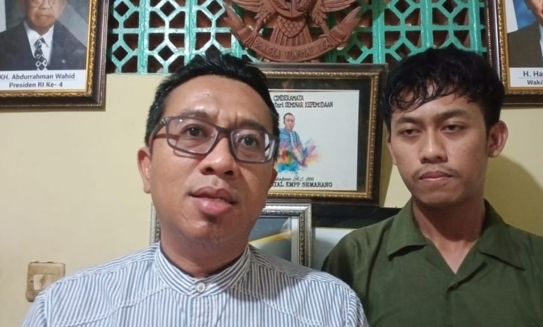 PCNUPati.or.id, Pati – Gas air mata yang ditembakkan aparat keamanan menghantam hingga area Masjid Agung Baitunnur Pati saat demo 13 Agustus 2025, kemarin. LPBHNU Pati pun menyayangkan tindakan represif aparat. Beredar video, gas air mata ditembakkan hingga halaman Masjid Agung. Sejumlah warga pun menjadi korban. Naasnya, bukan hanya massa demo yang terkana imbas. Warga yang hendak jemaah pun menjadi korban. Ketua Lembaga Penyuluhan dan Bantuan Hukum Nahdlatul Ulama (LPBHNU) Pati Ahmad Shofwan angkat bicara. Menurutnya demo merupakan hak masyarakat. ”Menanggapi tindakan represif tindakan aparat yang sampai mengejar ke masjid agung. Yang pertama, demo itu hak dan sudah diatur dalam undang-undang, bahwa menyampaikan pendapat di muka umum itu boleh. Kemarin demo itu memang legal dan berizin masih batas waktu yang diperbolehkan,” ujar Shofwan, Kamis (14/8/2025). Ia pun menyayangkan tindakan kepolisian yang dinilai terlalu represif. Apalagi pihak kepolisian sampai menembakkan gas air mata ke halaman Masjid Agung Pati. ”Sementara tindakan aparat polisi mengejar para demonstran sampai masjid sangat disayangkan. Karena masjid itu tempat ibadah. Tidak boleh aparat itu represif sampai ke sana. Karena di sana bukan para pendemo. Ada masyarakat yang ingin ibadah,” tutur dia. Tindakan aparat ini membuat sejumlah masyarakat menjadi korban. Bahkan banyak masyarakat yang hendak jamaah, ibu-ibu dan anak-anak terkena imbasnya. ”Apalagi gas air mata itu memang diarahkan ke halaman parkir mobil (masjid) dan juga ke tempat wudlu. Itu saya sayang kan,” ungkap dia. Tak hanya itu, tindakan aparat juga dinilai terlalu berlebihan lantaran juga menembakkan gas air mata di gang-gang permukiman warga.Ia pun berharap kejadian semacam ini tak terjadi lagi. ”Pak Kapolda, Kapolres harus mengevaluasi dan berbenah kejadian tidak terulang lagi. Di gang sampai masyarakat kena. itu tidak boleh. Kalau menangkap pendemo yang rusuh silahkan. Saya pastikan pendemo yang rusuh itu didatangkan dari luar sengaja membikin rusuh. Bukan orang Pati. Orang Pati tidak seperti itu,” tandas dia. Sementara itu, Kabidhumas Polda Jateng, Kombes Pol Artanto mengaku pihaknya sudah sesuai SOP. Meskipun, banyak ibu hingga anak yang menjadi korban. ”Oke, tentunya protap SOP yang dilakukan oleh pihak kepolisian sudah sesuai. Karena kita dari awal pada saat aksi unjuk rasa yang damai Itu berjalan dengan lancar dan kita menjamin keamanan dari para demonstran,” pungkasnya.