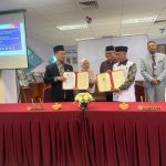Teken MoU, INISNU dan UniSHAMS Malaysia Langsung Gelar Seminar Konfoerensi Internasional Pcnupati.or.id Temanggung — Institut Islam Nahdlatul Ulama (INISNU) Temanggung resmi menandatangani nota kesepahaman (MoU) dengan Universiti Islam Antarabangsa Sultan Abdul Halim Mu’adzam Shah (UniSHAMS) Malaysia, sebagai bagian dari penguatan kerja sama internasional di bidang pendidikan, penelitian, dan pengabdian masyarakat. Penandatanganan ini dilaksanakan bertepatan dengan kegiatan Seminar Konferensi Internasional bertajuk “Multiculturalism and Religious Moderation: The Perspective of Islamic Studies in Indonesia and Malaysia”, yang digelar pada Kamis, 28 Agustus 2025 di UniSHAMS, Malaysia. Sedangkan tema yang dibawakan UniSHAMS adalah "Pengajian Islam di Nusantara: Cabaran dan Harapan" yang menjadi tindaklanjut konkret pelaksanaan MoU tersebut. MoU ini merupakan salah satu agenda penting dalam rangkaian program Pancadharma Internasional INISNU Temanggung yang diselenggarakan di tiga negara: Singapura, Malaysia, dan Thailand. Rektor INISNU Temanggung, Dr. Muh. Baehaqi, M.M., menyampaikan bahwa penandatanganan MoU ini menjadi langkah konkret dalam memperluas jaringan kerja sama global, khususnya dalam pengembangan studi Islam yang moderat dan berbasis pada nilai-nilai multikulturalisme. Konferensi yang mengiringi momen MoU ini menghadirkan Prof. Madya Dr. Mukhamad Hadi Musolin Subagio, Dekan Kulliyyah Usuluddin, Sains Al-Qur’an & Bahasa Arab UniSHAMS Malaysia, serta Dr. Eny Rahmawati, M.Pd., Dosen Magister Pendidikan Agama Islam INISNU Temanggung, sebagai pembicara utama. Selain itu, sejumlah dosen dan mahasiswa Magister INISNU Temanggung juga turut menjadi presenter, antara lain Dr. Fatmawati Sungkawaningrum, M.S.I. (Dosen Magister Hukum Keluarga Islam INISNU Temanggung), Khailani Khumairoh, Laila Salma, Muhamad Wahid Afiudin dan Agus Akhmat Yani (Mahasiswa Magister Pendidikan Agama Islam INISNU Temanggung). Ketua Panitia Pancadharma Internasional, Dr. Hamidulloh Ibda menegaskan bahwa kerja sama ini bukan hanya simbolik, melainkan akan ditindaklanjuti dengan program nyata seperti pertukaran pelajar, joint research, dan publikasi ilmiah bersama. “Melalui MoU ini, kami ingin membangun kolaborasi berkelanjutan dengan UniSHAMS, sebagai mitra strategis dalam membentuk generasi cendekiawan Muslim yang moderat dan mampu bersaing di level global,” ujarnya. Dekan Kulliyyah of Usuluddin, Quranic Sciences and Arabic Language (KUBRA), Universiti Islam Antarabangsa Sultan Abdul Halim Mu'adzam Shah (UniSHAMS) Malaysia Prof Madya Hadi Musolin Subagio mengatakan bahwa Universiti Islam Antarabangsa Sultan Abdul Halim Mu'adzam Shah (UniSHAMS) Malaysia adalah kampus hak milik pemerintah Provinsi Kedah, Malaysia. "Sejarahnya, pada tahun 1994 mengadaman kerjasama dengan Universitas Al Azhar. Salah satu programnya dulu adalah belajar 3 tahun di Malaysia dan 1 tahun di Mesir," jelasnya. Profesor asal Bojonegoro, Jawa Timur, Indonesia itu menambahkan bahwa pengembangan UniSHAMS 80 persen meminjam dari Al-Azhar, dan sampai saat ini ada 30 persen dosen masih native bahasa Arab Mesir. Selain penandatanganan MoU, seminar konferensi internasional, kegiatan di sana juga dilakukan visiting class antara dosen dan mahasiswa. "Silakan nanti masuk kelas untuk bertukar ilmu dan pengalaman," lanjutnya. Pihaknya juga menambahkan bahwa di UniSHAMS ada lima fakultas dari diploma sampai doktoral. Naib Canselor Pembangunan, Penyelidikan dan Inovasi UniSHAMS Malaysia Prof. Dr. Ahmad Rozelan Bin Yunus menyambut baik kedatangan enam perguruan tinggi dari Indonesia tersebut, yaitu INISNU Temanggung, IAI An Nawawi Purworejo, STAINU Purworejo, STAI Al Anwar Sarang, STAI Al Kamal Sarang, dan Ma'had Aly KH. Maemun Zubair Sarang. "Di sini, rata-rata yang datang adalah kampus yang fokus pada pengkajian Islam, nanti ke depan bisa bekerja sama dari urusan akademik, penyelidikan karena hampir semua yang datang di sini serumpun dengan pengkajian Islam," katanya. Prof Rozelan juga mengatakan bahwa singkatan KUBRA adalah Kulliyyah of Usuluddin, Quranic Sciences and Arabic Language. "Karena namanya panjang disingkat KUBRA," tegas dia. Penandatanganan MoU itu dilakukan di sela-sela Seminar Konferensi Internasional berpusat di Perpustakaan UniSHAMS. Kegiatan ini mendapat dukungan penuh dari berbagai lembaga di lingkungan Nahdlatul Ulama serta sejumlah perguruan tinggi mitra, sebagai wujud sinergi dalam membangun peradaban Islam yang rahmatan lil ‘alamin.