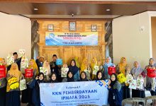 Mahasiswa KKN Dermaya IPMAFA Gelar Pelatihan Ecoprint Bersama Ibu-ibu PKK di Desa Dermolo