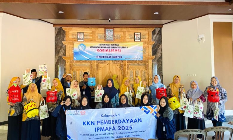 Mahasiswa KKN Dermaya IPMAFA Gelar Pelatihan Ecoprint Bersama Ibu-ibu PKK di Desa Dermolo
