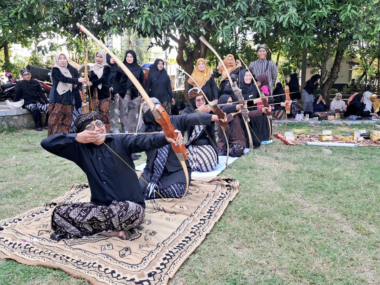 Jelang HSN 2025, Fatayat NU Pati Gelar Jemparingan Bareng