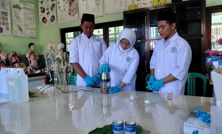 Siswa MA Salafiyah Kajen Pati Ciptakan Cat Pelapis Anti-Korosi dari Limbah Lokal