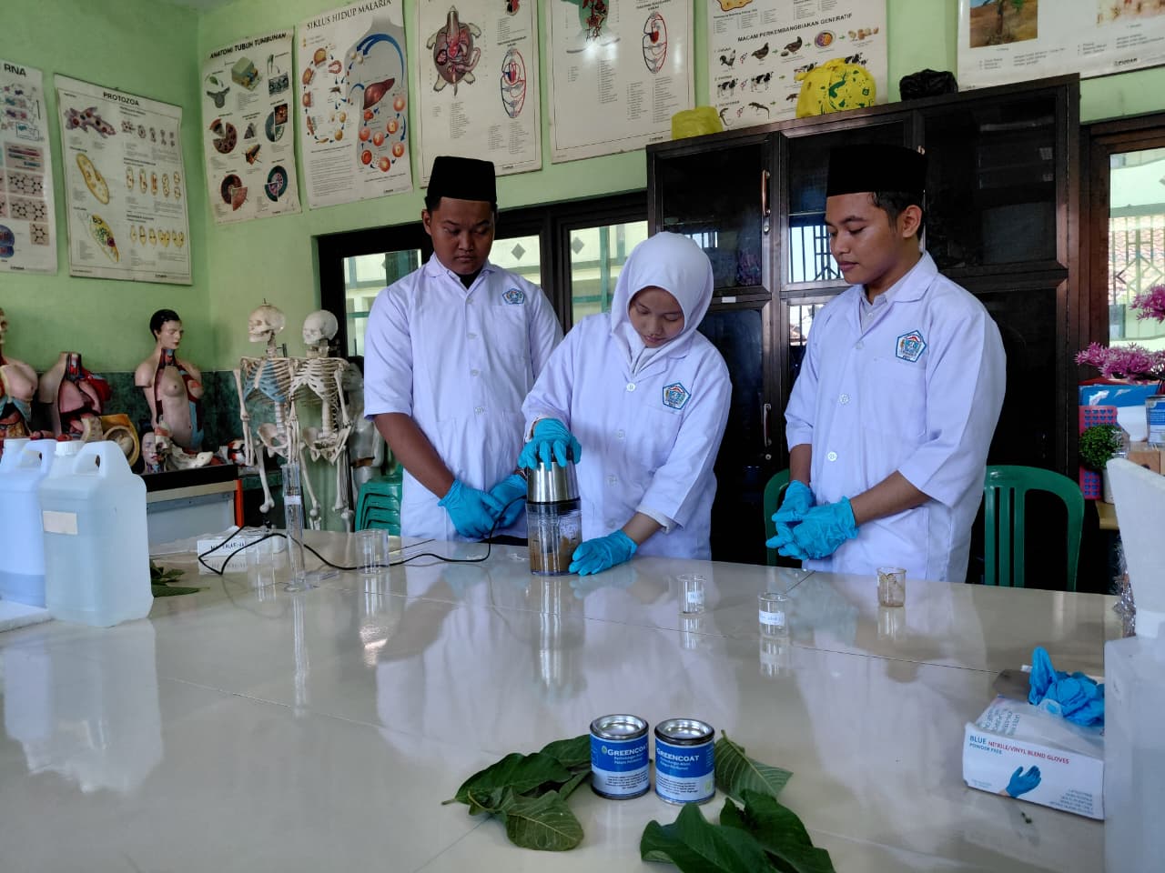 Siswa MA Salafiyah Kajen Pati Ciptakan Cat Pelapis Anti-Korosi dari Limbah Lokal