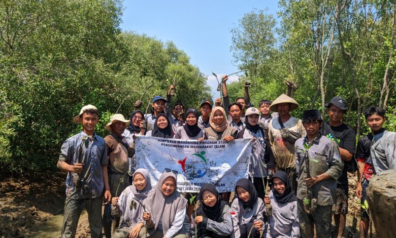 Segenap Mahasiswa Prodi PMI IPMAFA Ikut Mensukseskan Program Mageri Segoro Pemprov Jawa Tengah di Pati