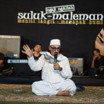 Keterangan foto: Anis Sholeh Ba’asyin dalam NgAllah Suluk Maleman “Robohnya Saka Guru Rumah Kami” yang digelar di Rumah Adab Indonesia Mulia, Sabtu (20/12)