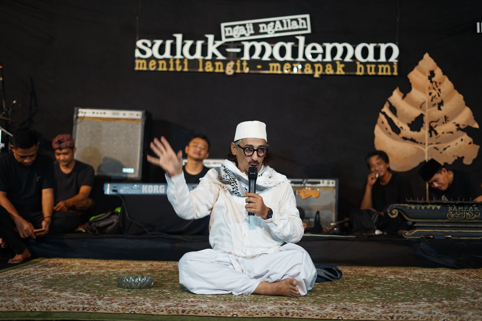 Keterangan foto: Anis Sholeh Ba’asyin dalam NgAllah Suluk Maleman “Robohnya Saka Guru Rumah Kami” yang digelar di Rumah Adab Indonesia Mulia, Sabtu (20/12)