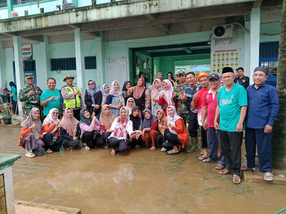 Gotong-royong Bersih-Bersih Pascabanjir di MIN 2 Pati