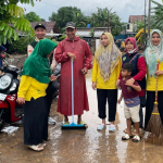 Foto: Kementerian Agama (Kemenag) Kabupaten Pati bersama penyuluh agama Islam membersihkan rumah warga. (PCNU Pati/Kemenag Pati)