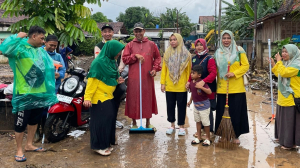 Foto: Kementerian Agama (Kemenag) Kabupaten Pati bersama penyuluh agama Islam membersihkan rumah warga. (PCNU Pati/Kemenag Pati)