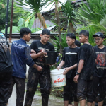 Siswa MA Salafiyah Kajen Gotong Royong Bersihkan Rumah Warga Bulumanis Kidul yang Kebanjiran