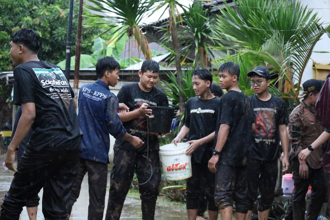 Siswa MA Salafiyah Kajen Gotong Royong Bersihkan Rumah Warga Bulumanis Kidul yang Kebanjiran