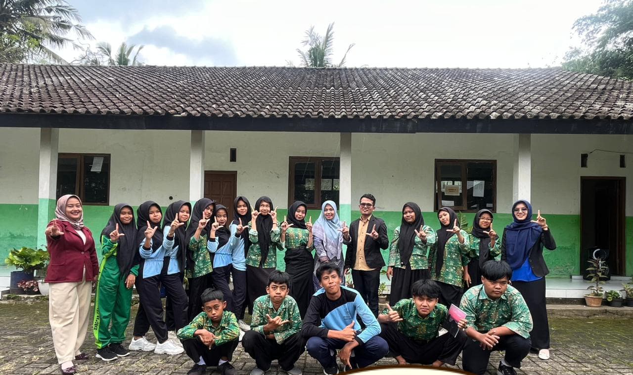 Ubah Curhat Jadi Cuan: Satupena Temanggung Motivasi Siswa MTs Ma’arif Nurul Huda Lewat Literasi